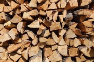 Gespaltenes Brennholz in Nahaufnahme – hochwertiger Rohstoff zum Heizen und Lagern