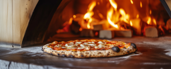 Pizza aus dem Holzofen – zubereitet mit dem Aroma von natürlichem Holz
