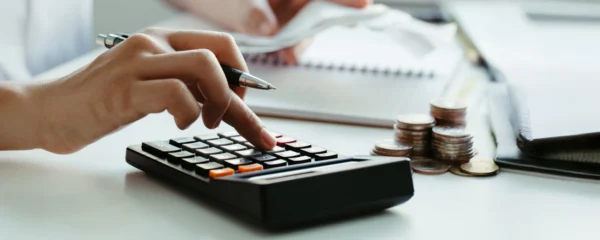 Berechnung der Kosten für Brennholz