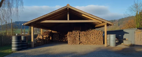 Holzlagerung unter einem Dach – Lagerung und Sortierung von Brennholz in Deutschland
