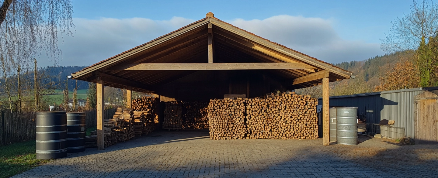 Holzlagerung unter einem Dach – Lagerung und Sortierung von Brennholz in Deutschland